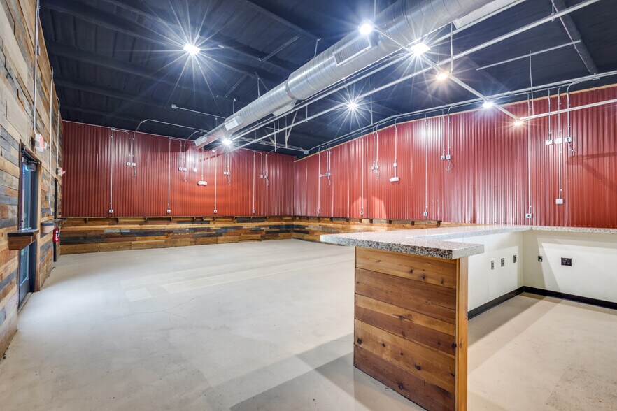 More Photos Of 400 S Elm St, Denton Auto Repair For Lease