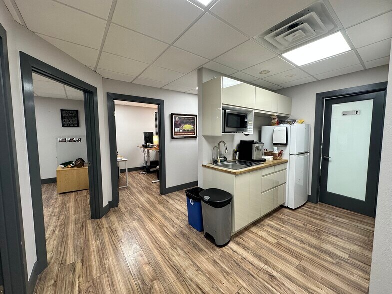More Photos Of 2900 Bristol St, Costa Mesa Office For Sale