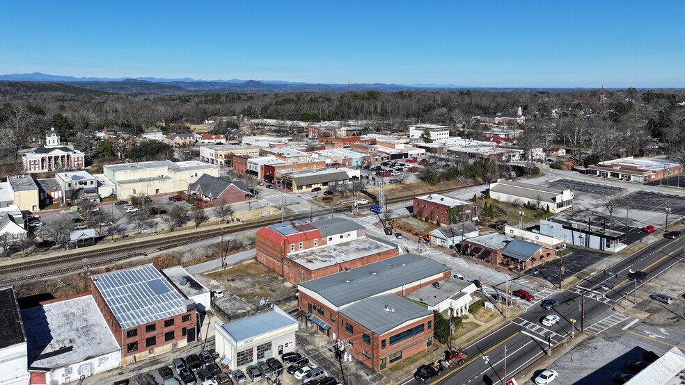 More Photos Of 18 W Currahee St, Toccoa Showroom For Sale