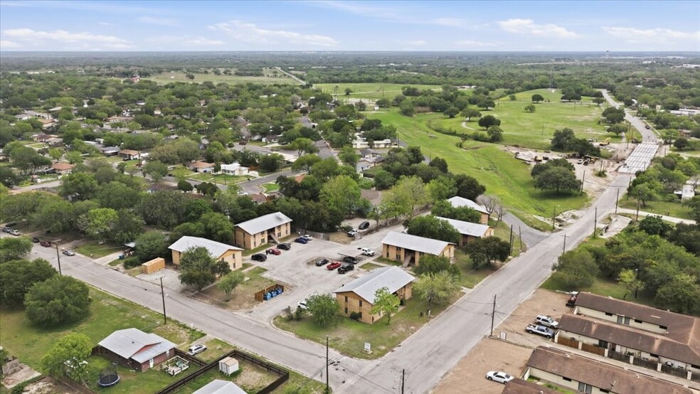 More Photos Of 600 E Crockett St, Beeville Apartments For Sale
