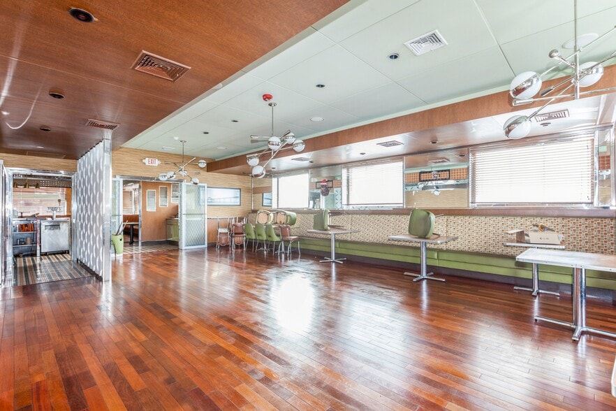 More Photos Of 4011 Hempstead Tpke, Bethpage Restaurant For Sale