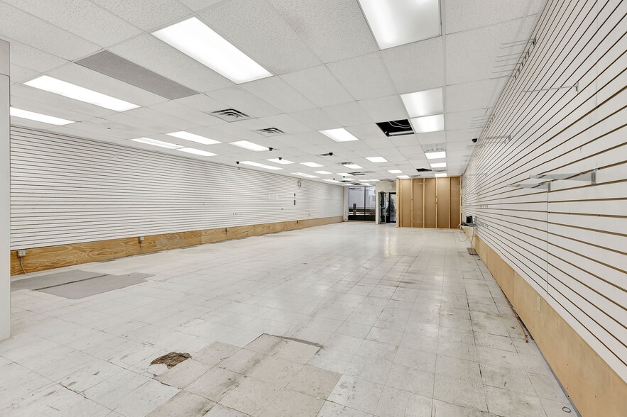 More Photos Of 925 E McMillan St, Cincinnati Storefront For Lease