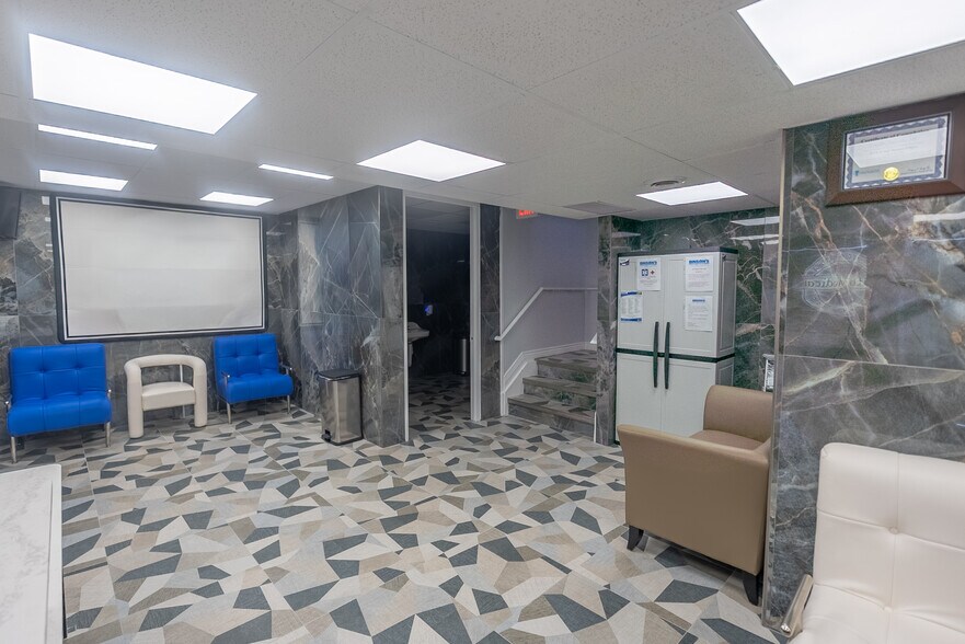 More Photos Of 15645 Farmington Rd, Livonia Medical For Lease