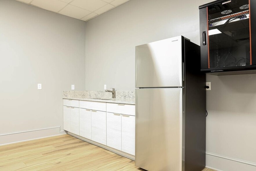 More Photos Of 122 N 3rd Ave, Chatsworth Office For Sale