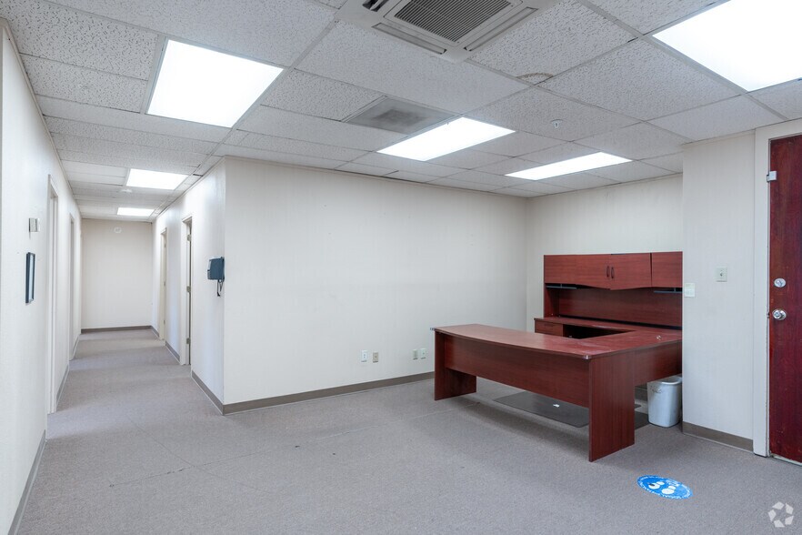 More Photos Of 6070 Gateway Blvd E, El Paso Office For Lease