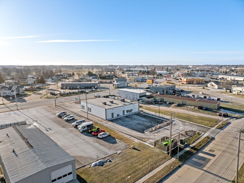 More Photos Of 3810 Calumet Ave, Manitowoc Freestanding For Sale