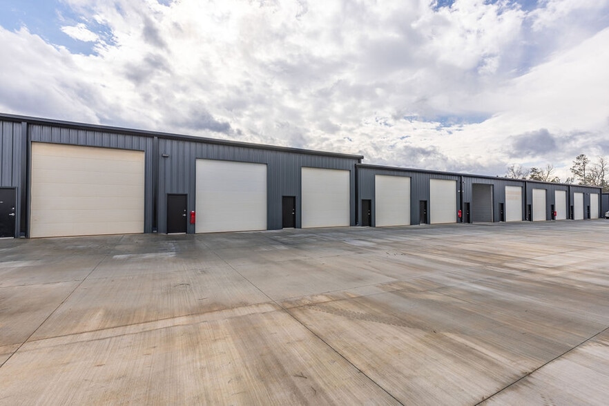 More Photos Of 6034 Lanier Islands Pky, Buford Self Storage For Lease