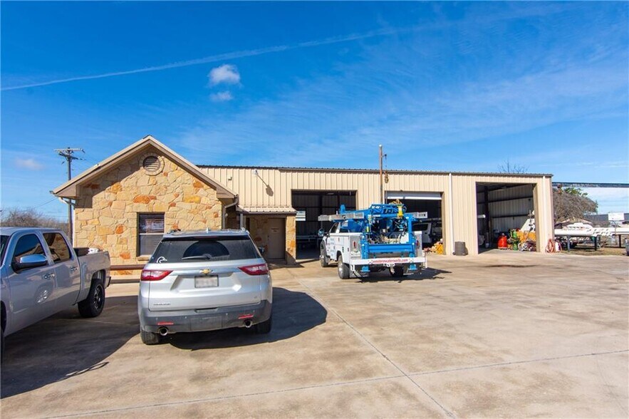 More Photos Of 500 Southland Dr, Burnet Flex For Lease