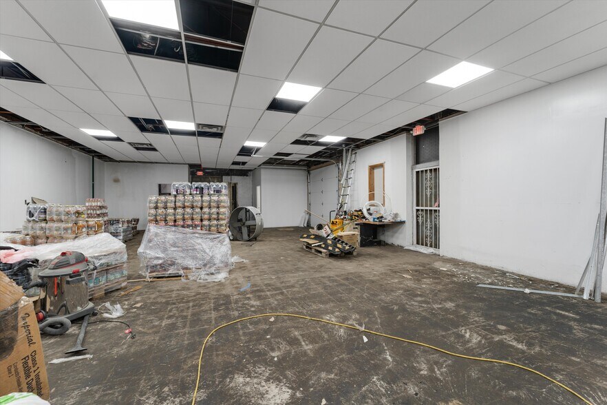 More Photos Of 18703 E 10 Mile Rd, Roseville Storefront For Lease