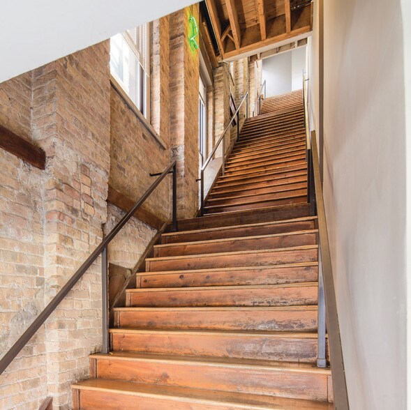 More Photos Of 811 W Evergreen St, Chicago Loft Creative Space For Sale