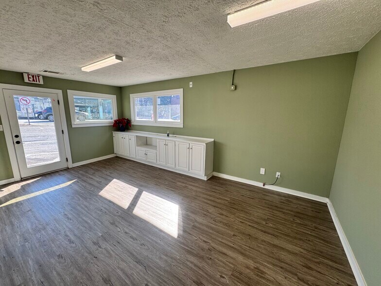 More Photos Of 8 N Clarendon Ave, Avondale Estates Freestanding For Lease