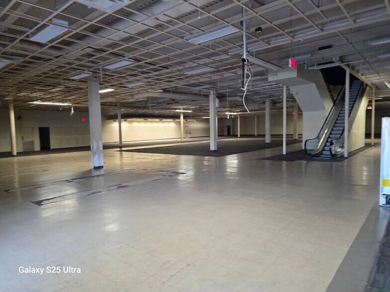 More Photos Of 3870 Tyler St, Riverside Freestanding For Lease