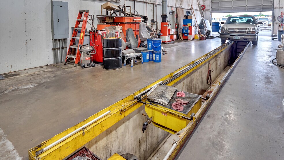 More Photos Of 7025 N Leadbetter Rd, Portland Service For Lease