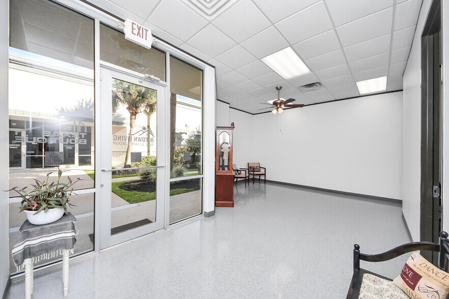 More Photos Of 1335 Space Park Dr, Houston Office For Lease