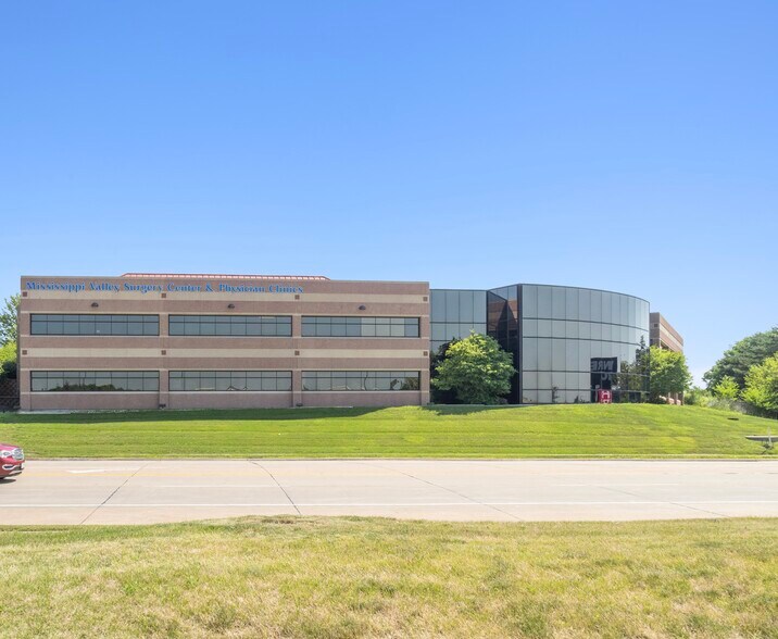 Primary Photo Of 3385-3400 Dexter Ct, Davenport Medical For Lease
