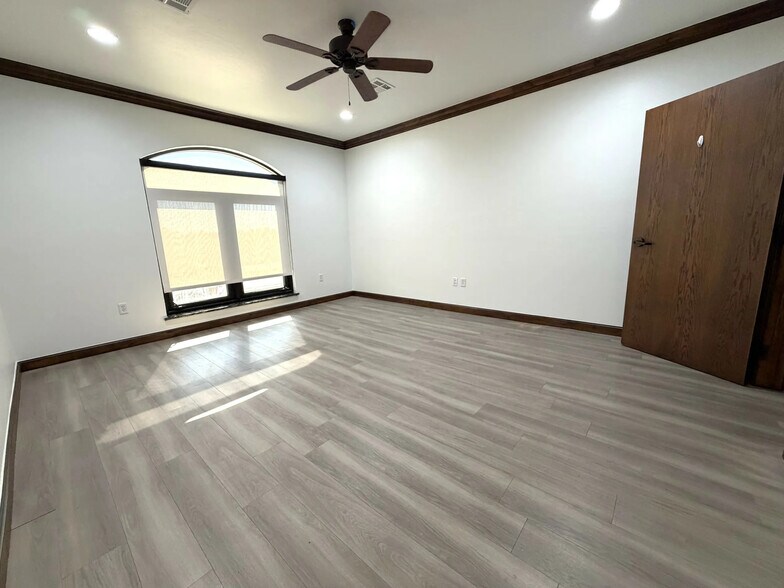 More Photos Of 920 Wall St, Norman Office For Lease