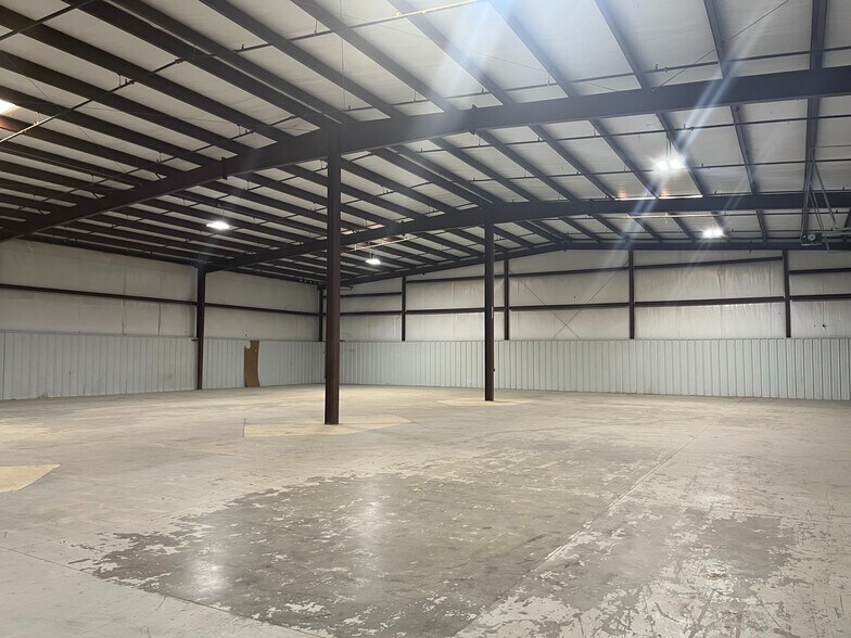 More Photos Of 7444 Melrose Ln, Oklahoma City Warehouse For Lease
