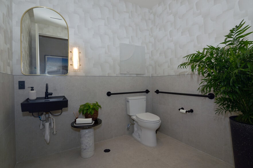 More Photos Of 13750 Biscayne Blvd, North Miami Beach Unknown For Lease