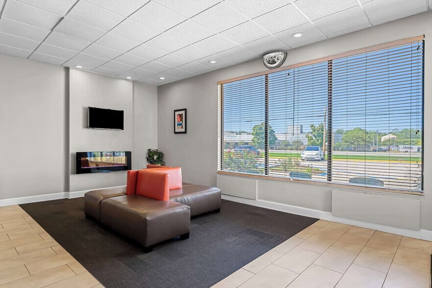 More Photos Of 2031 Military St S, Hamilton Hotel For Sale