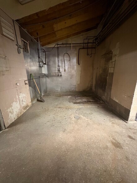 More Photos Of 810 Deal St, Highland Industrial For Sale