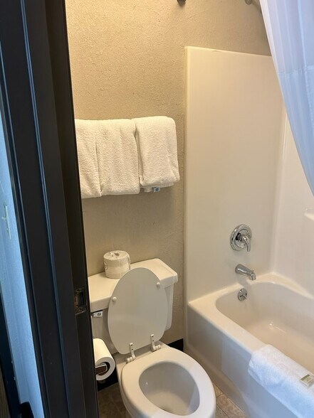 More Photos Of 789 E Milltown Rd, Wooster Hotel For Sale