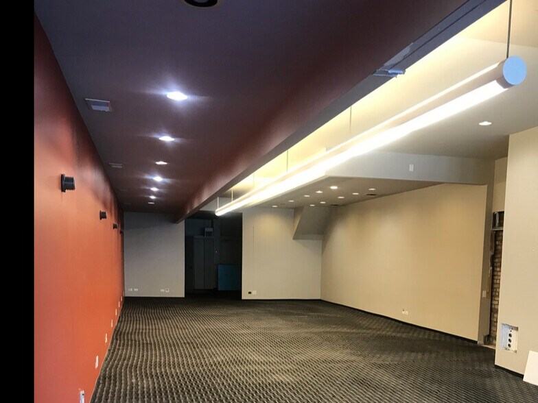 More Photos Of 421 W North Ave, Chicago Storefront Retail Office For Lease