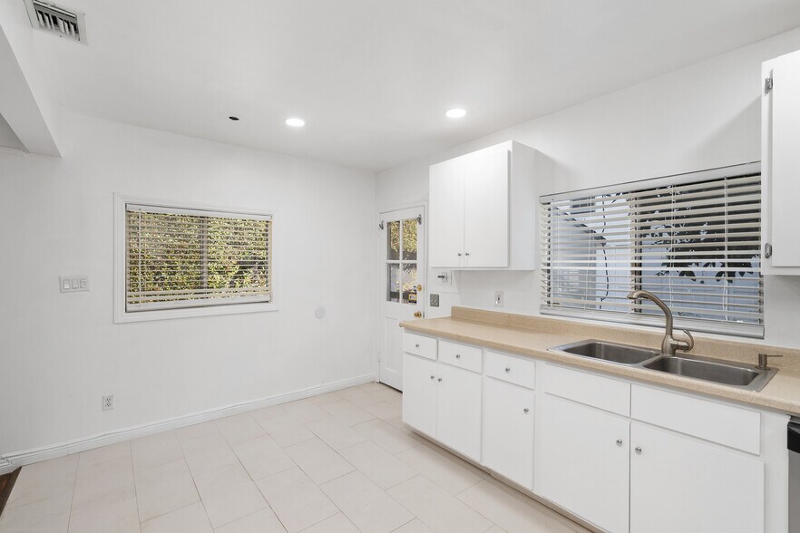 More Photos Of 934 N La Jolla Ave, West Hollywood Apartments For Sale