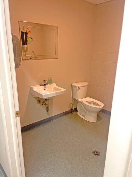 More Photos Of 102-122 Railway Ln, Hagerstown General Retail For Lease