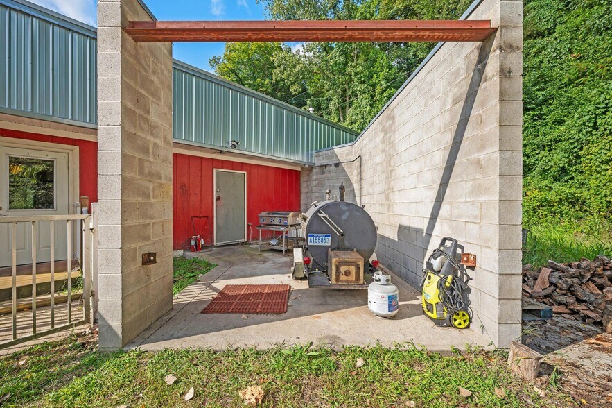 More Photos Of 15212 N Red Bud Trl, Buchanan General Retail For Sale