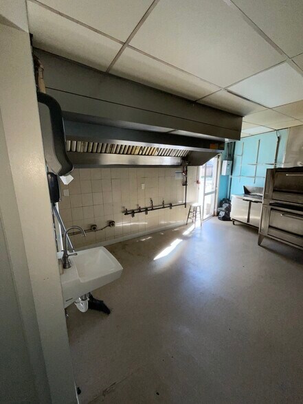 More Photos Of 1000-1010 Broadview Blvd, Brackenridge Freestanding For Sale