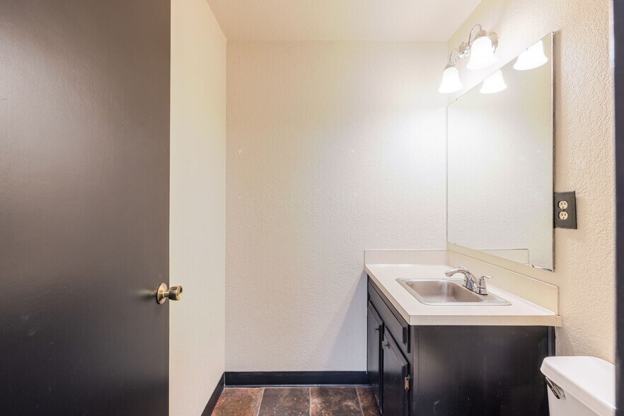More Photos Of 220 W Cascade Ave, Sisters Storefront Retail Office For Lease