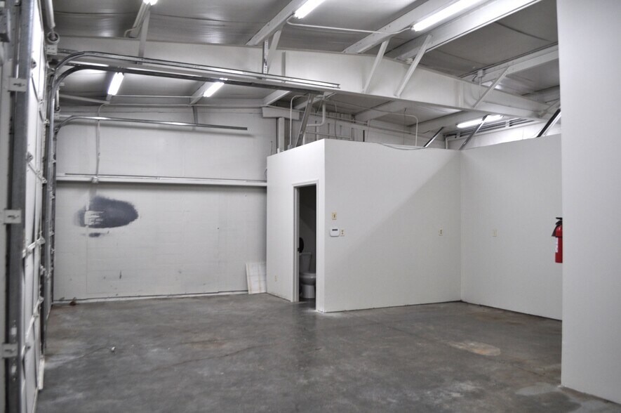 More Photos Of 2333 W Emory Rd, Powell Industrial For Sale