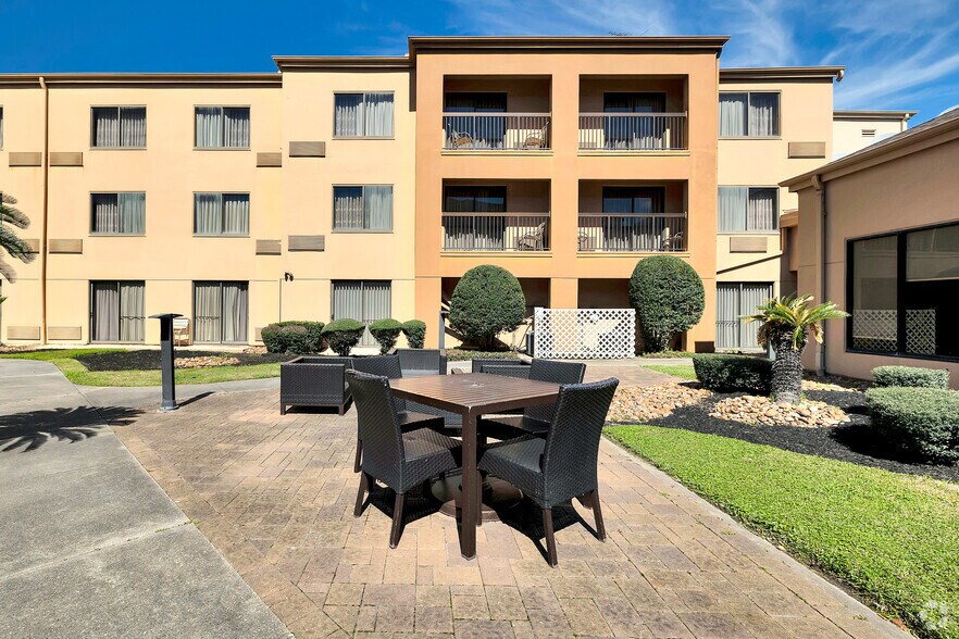 More Photos Of 9190 Gulf Fwy, Houston Hospitality For Sale