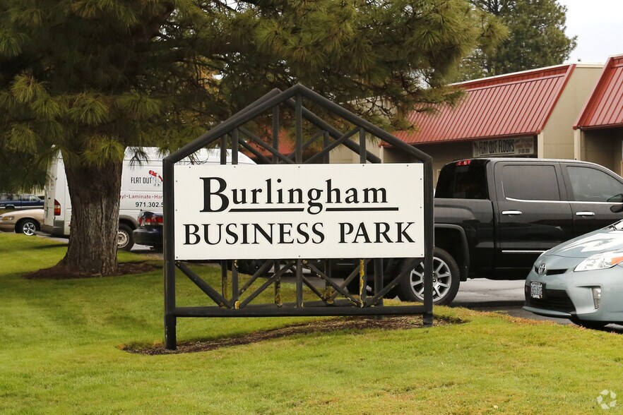 More Photos Of 2600-2790 Progress Way, Woodburn Showroom For Lease
