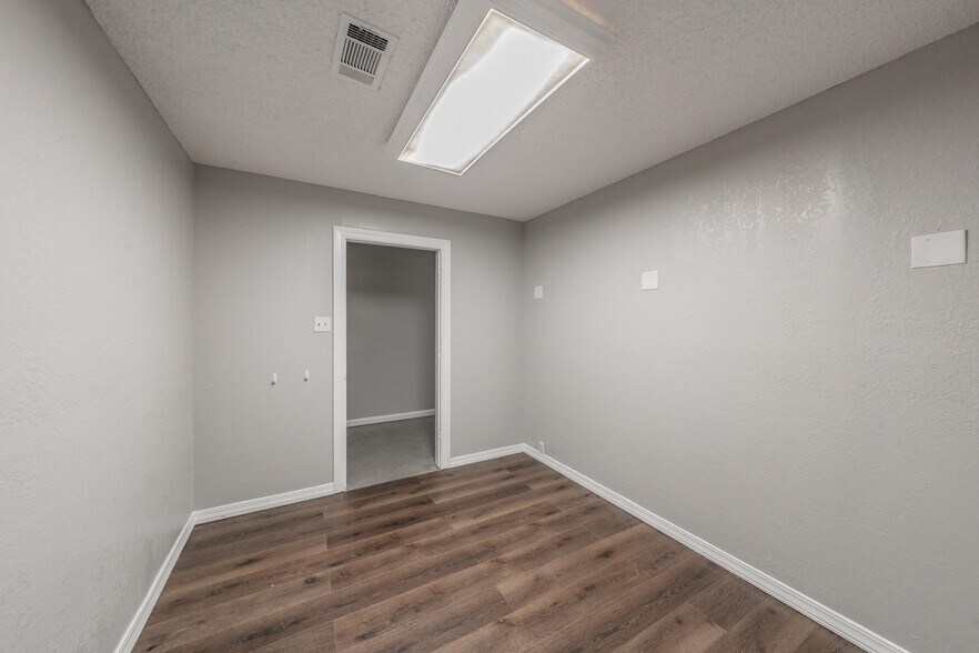 More Photos Of 7235 Glenview Dr, Richland Hills Office For Sale