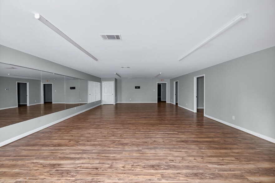 More Photos Of 4109 Robinson St, Covington Freestanding For Sale