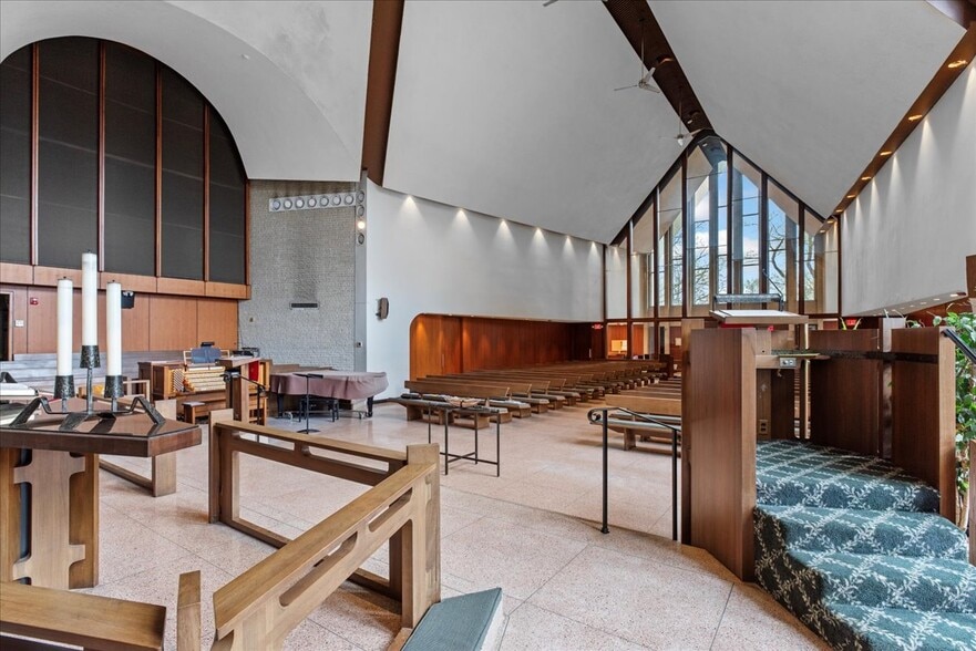 More Photos Of 35 Middle Neck Rd, Port Washington Religious Facility For Lease