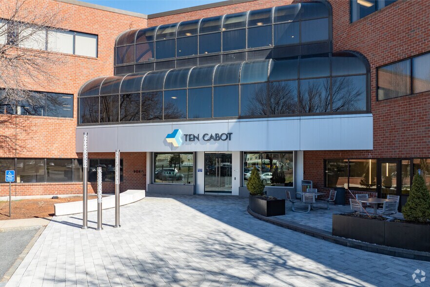 More Photos Of 10 Cabot Rd, Medford Office For Lease