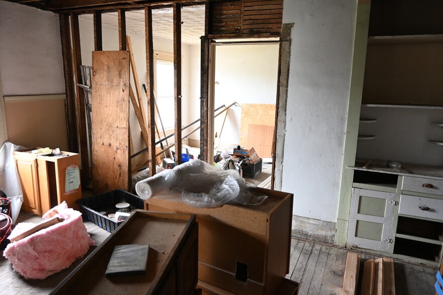 More Photos Of 937 W Wooster Rd, Barberton Storefront Retail Residential For Sale