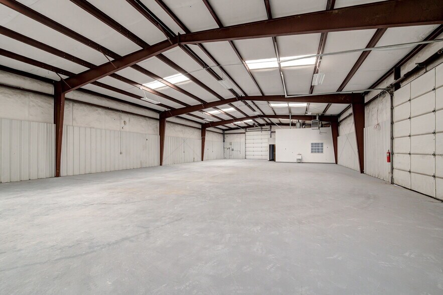 More Photos Of 412 Glade Ave, Oklahoma City Manufacturing For Lease