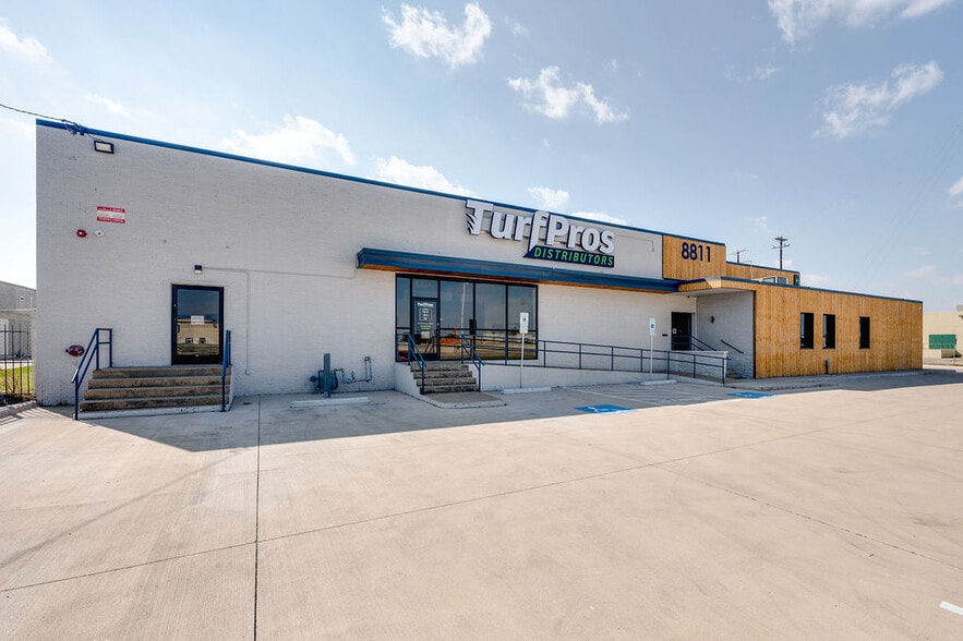 More Photos Of 8811 John W Carpenter Fwy, Dallas Warehouse For Lease