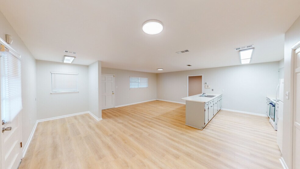 More Photos Of 1300 S Mock Rd, Albany Office Residential For Lease