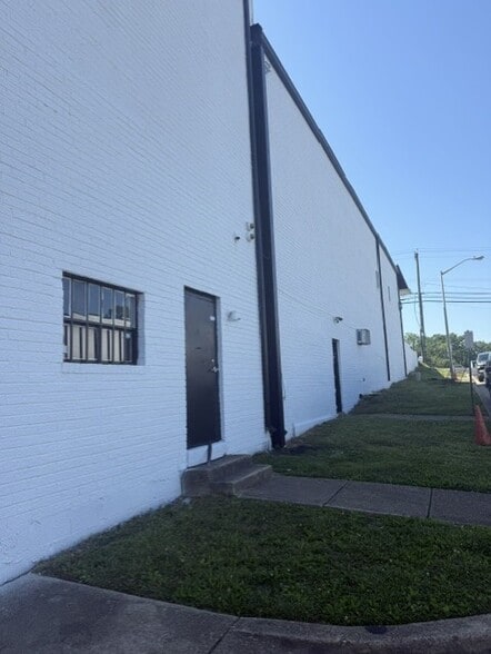 More Photos Of 5808-5812 Kirby Rd, Clinton Unknown For Lease