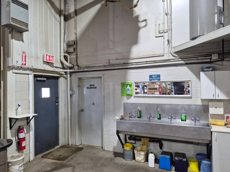 More Photos Of 280 Centre St, Petrolia Manufacturing For Lease