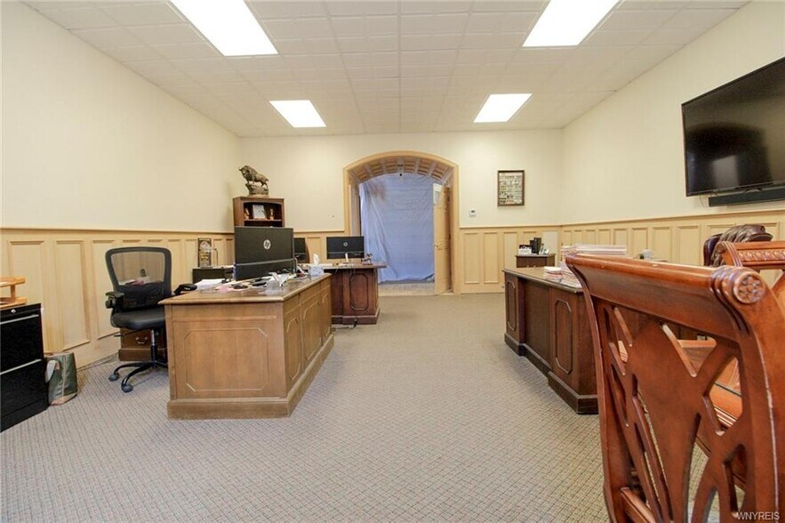 More Photos Of 15 Main St, Middleport Storefront For Lease