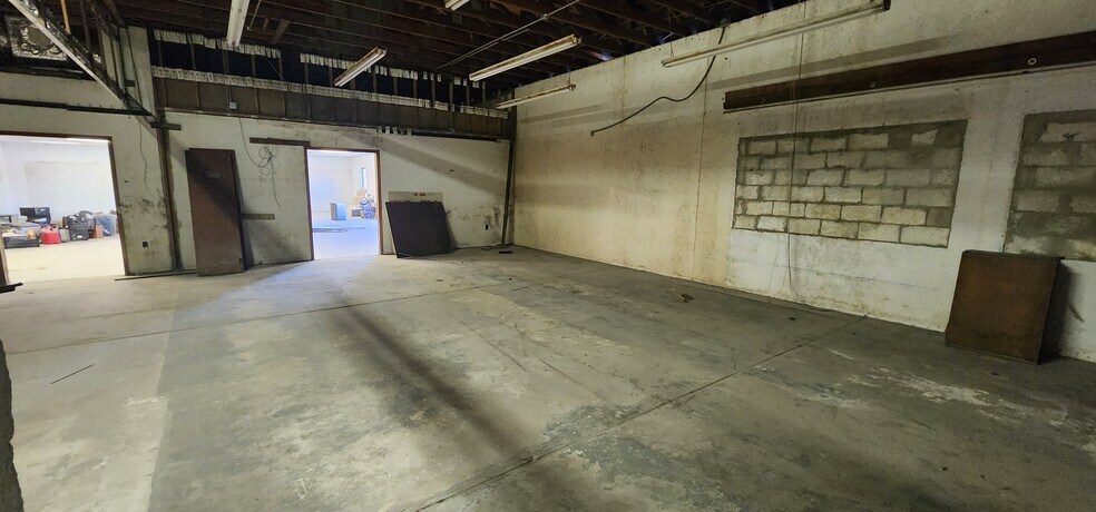More Photos Of 284 S Center St, Pierson Auto Repair For Lease