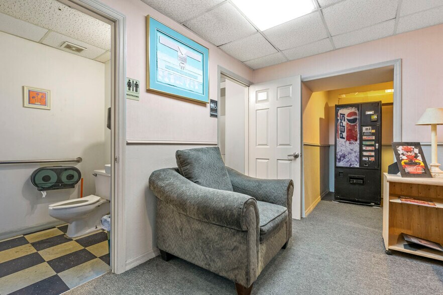 More Photos Of 4145 Fowler St, Fort Myers Auto Repair For Sale