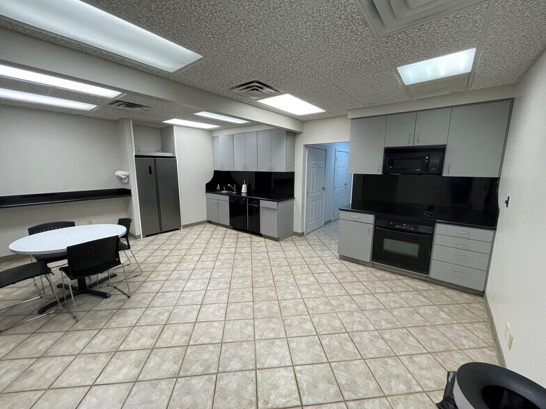 More Photos Of 301 S Southeast Loop 323, Tyler Showroom For Lease