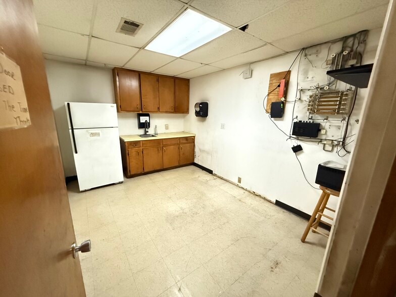 More Photos Of 11104 N Lamar Blvd, Austin Showroom For Lease