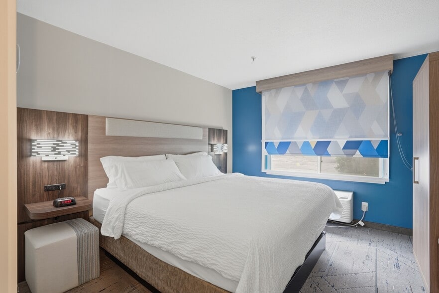 More Photos Of 10680 S Auto Mall Dr, Sandy Hotel For Sale